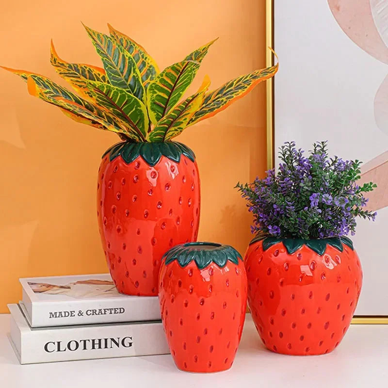BerryBliss - Ceramic strawberry vase